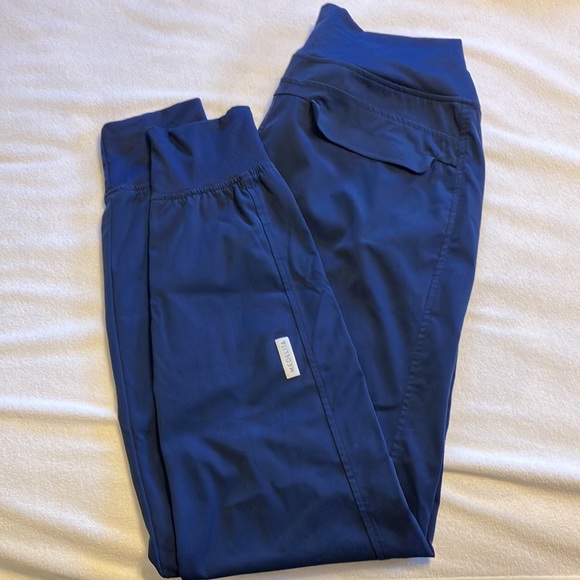 Medalita XXS Vista Scrub Top & XS Helio Jogger Pants in Navy Blue - Picture 2 of 3